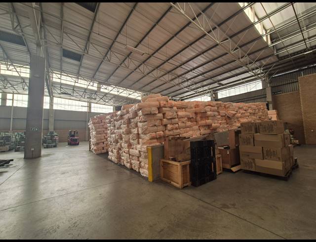 4,990M² WAREHOUSE TO LET IN GOSFORTH PARK